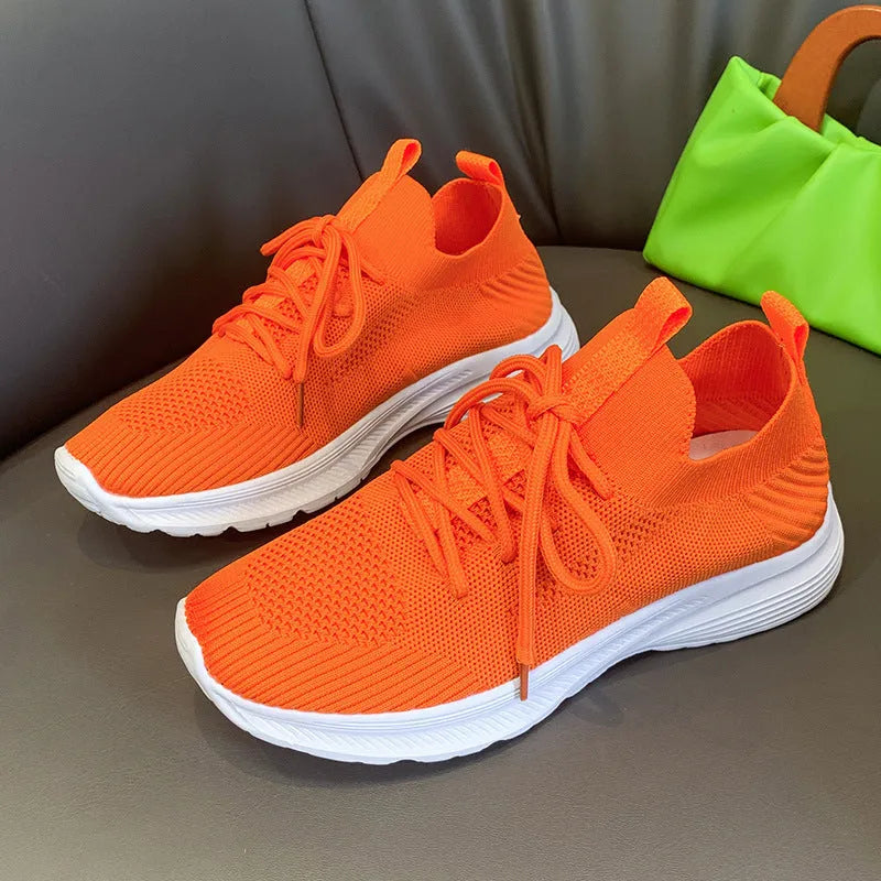 Women's low top flyknit running shoes with mesh lining and rubber sole in solid colour