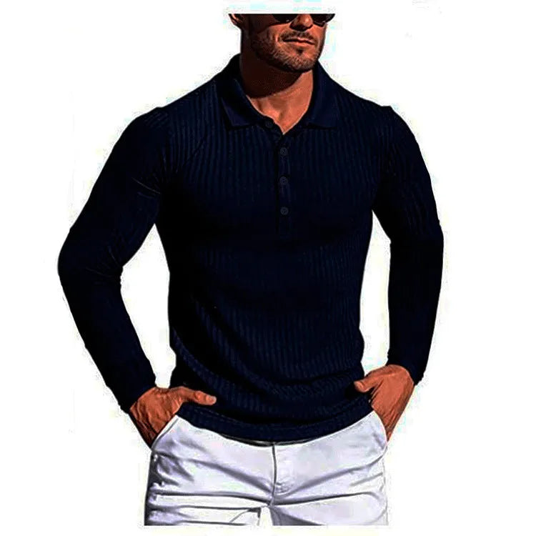 Man wearing a loose-fitting striped knit shirt in a solid colour with short sleeves.