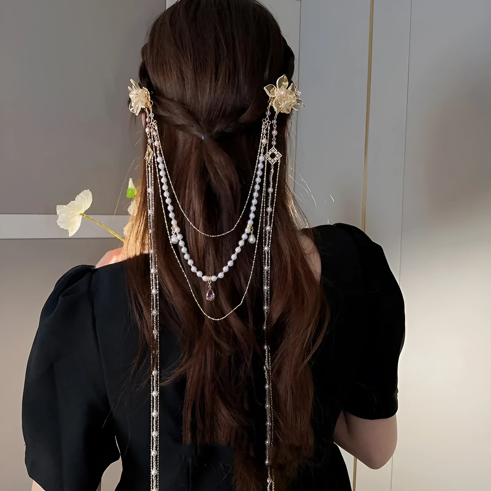 Women's hairpin with pearl, diamond and flower design featuring long tassel detail and gold-coloured grip