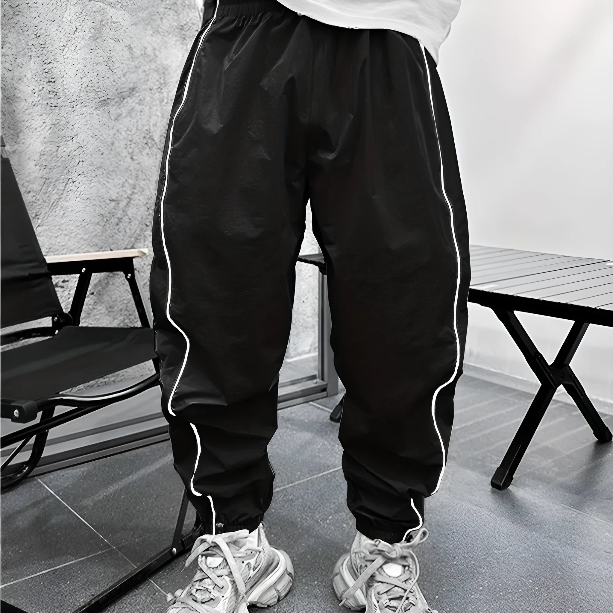 Men's loose-fit cropped sports trousers in bamboo fibre, shown in Army Green colour.