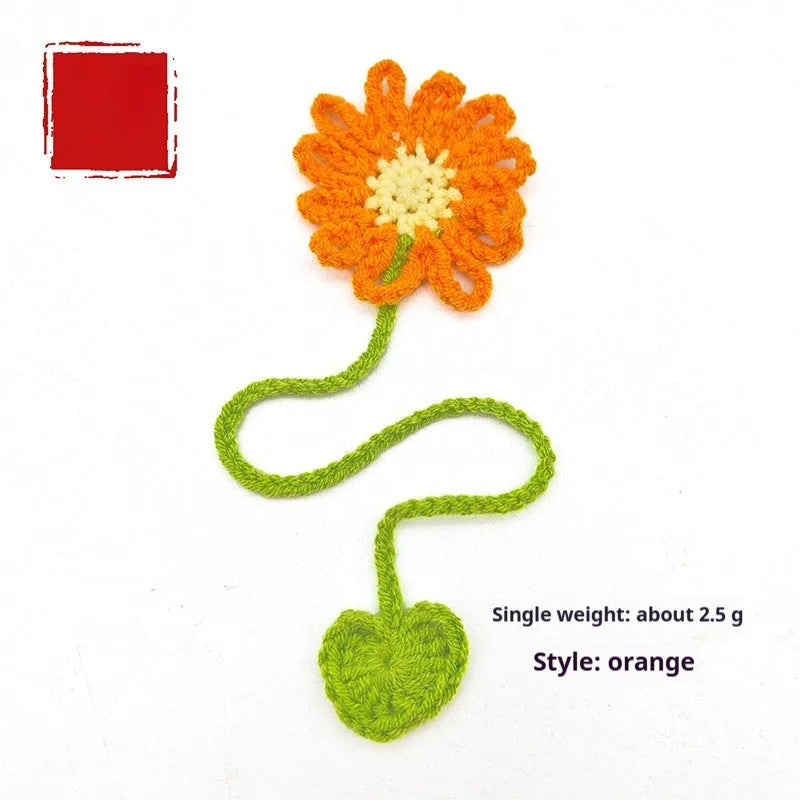 Hand-crocheted wool bookmark with daisy pattern and flexible wire core in milk cotton material