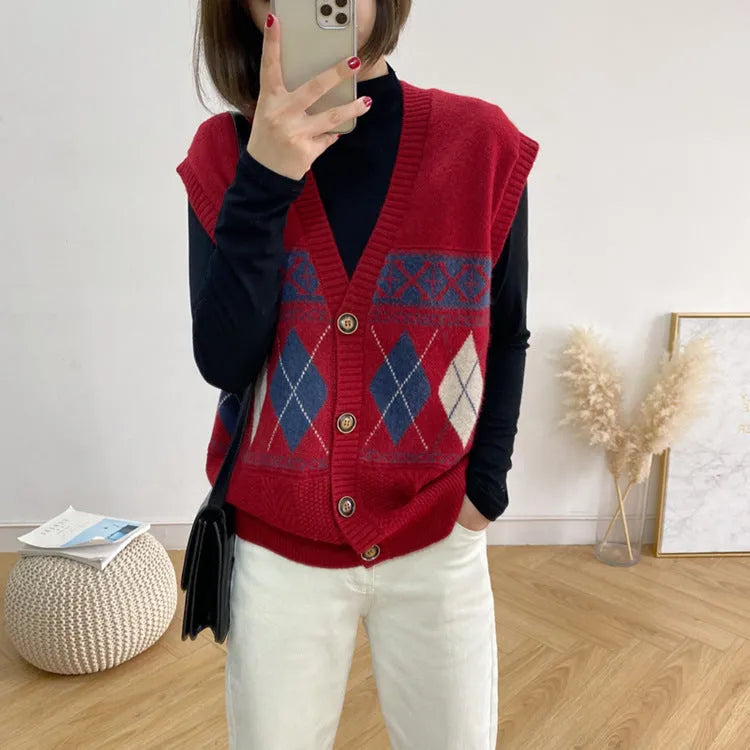 Loose sleeveless women's cardigan top with diamond plaid pattern in khaki colour