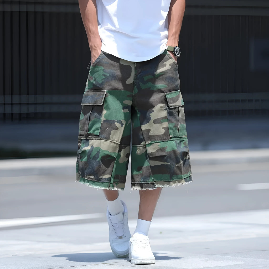 Men's American retro style camouflage shorts in loose fit cropped design for summer wear
