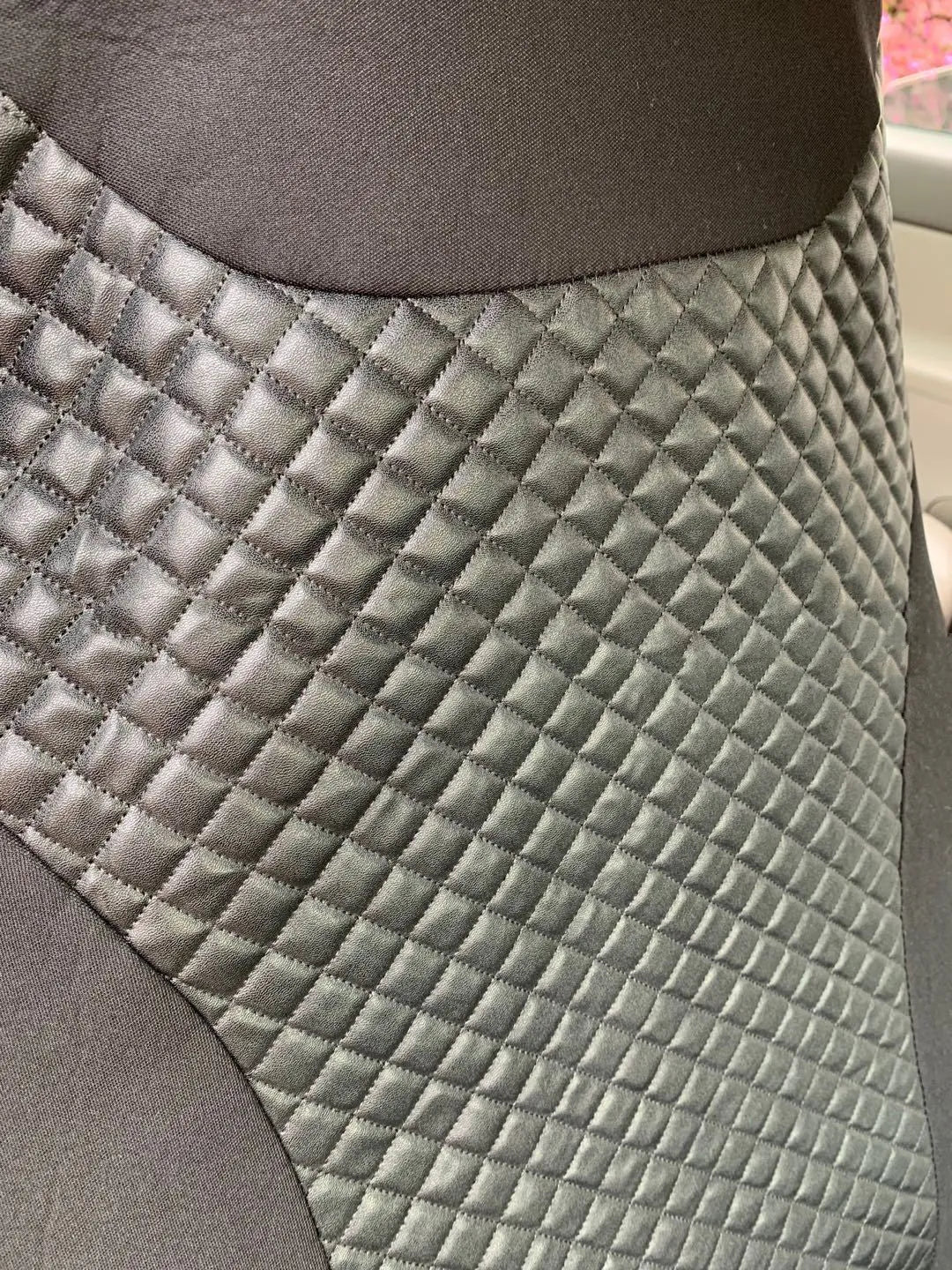 Black quilted universal car seat cover made of PU and polyester fabric