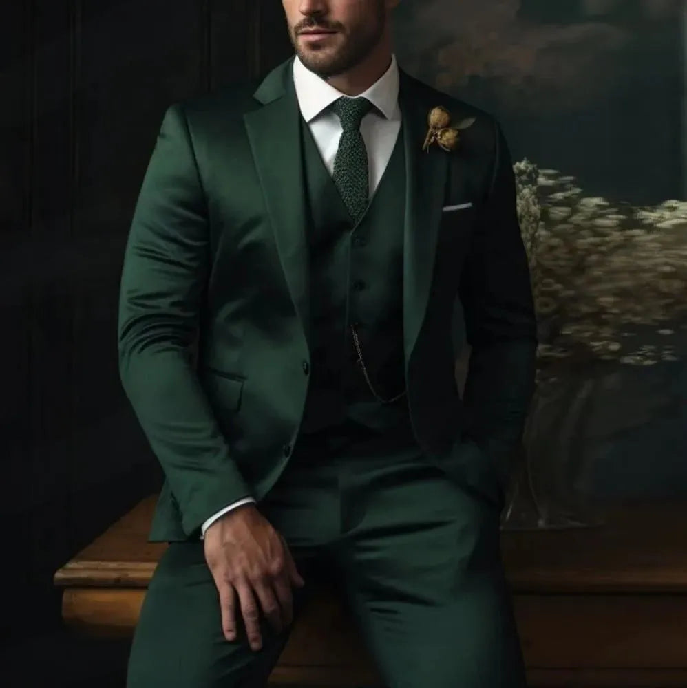 Men's three-piece slim fit business suit with vest in polyester blend fabric