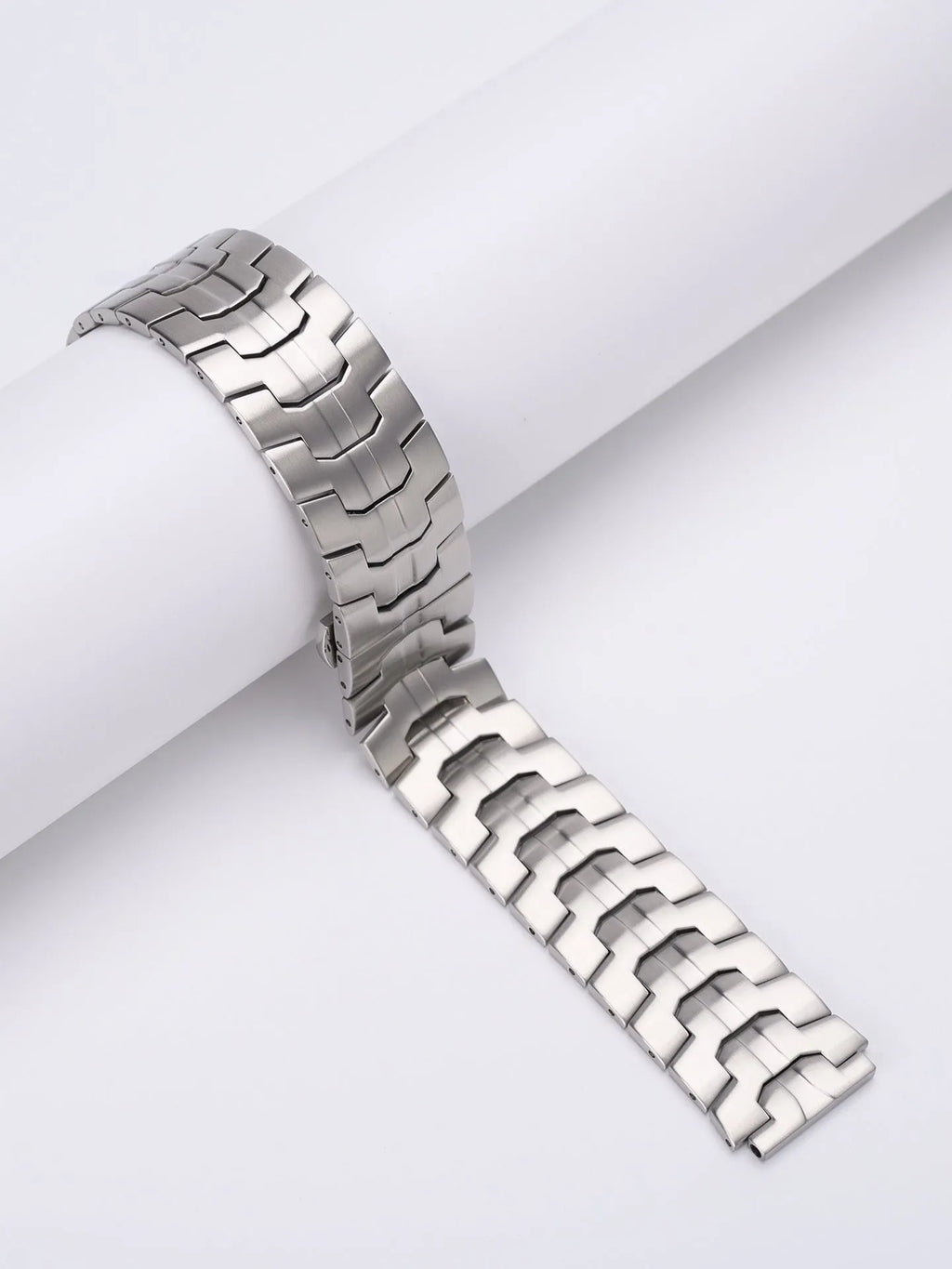Stainless steel replacement watch band for Samsung Watch models in silver and black colour options