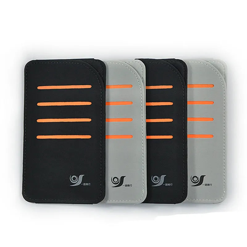 Car sun visor storage set featuring a vehicle-mounted bag holding shading panels, in black or grey colour.