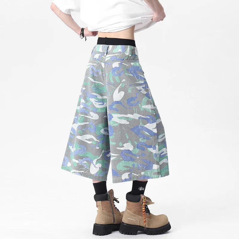 Camouflage pattern cotton denim cropped trousers with straight legs and front pockets