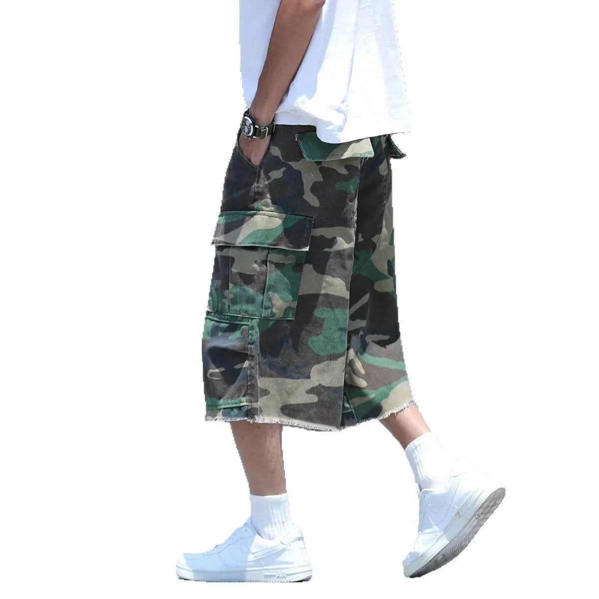 Men's American retro style camouflage shorts in loose fit cropped design for summer wear