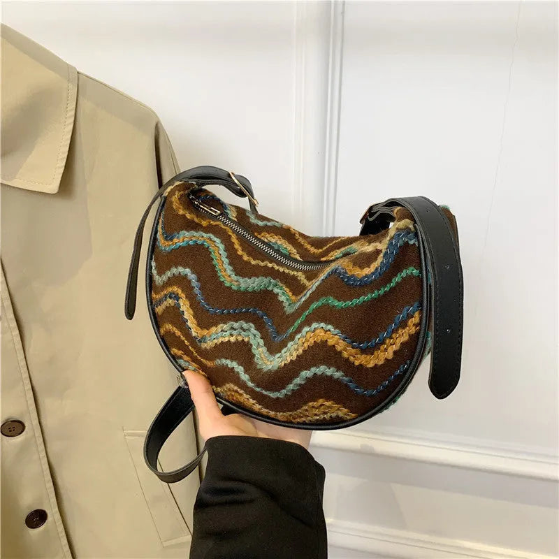 Women's knitted straw woven crossbody bag with internal compartments in corrugated brown colour