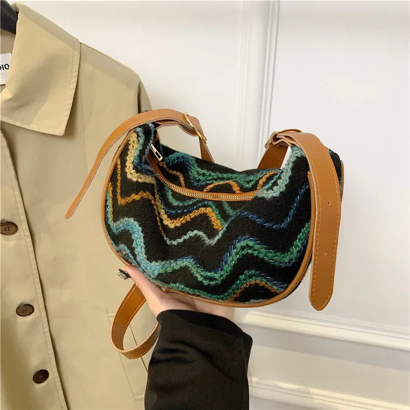 Women's knitted straw woven crossbody bag with internal compartments in corrugated brown colour