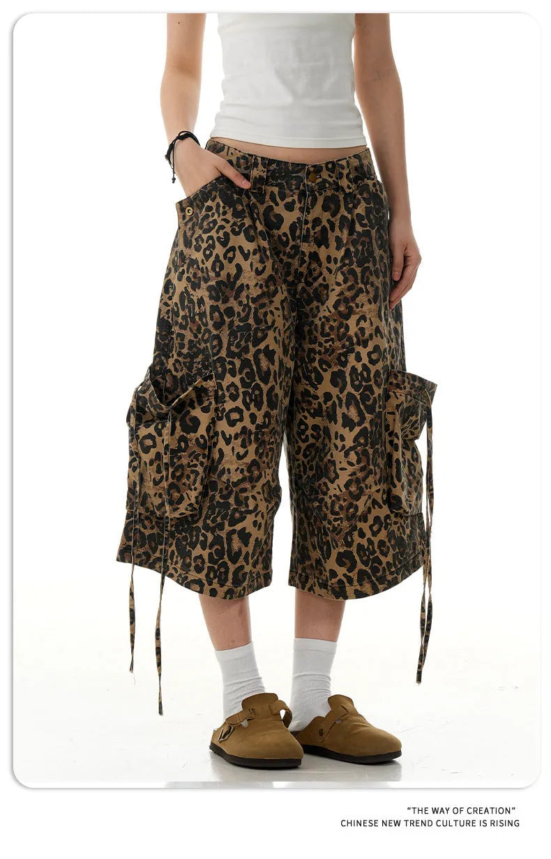Leopard print cotton cropped pants with high waist and straight loose fit
