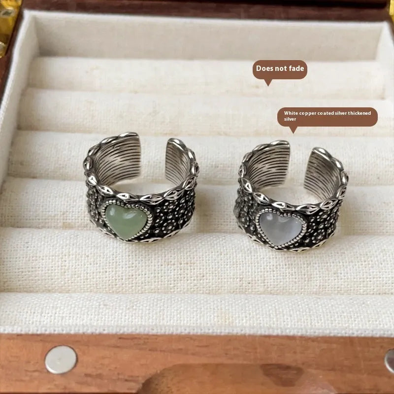 Retro heart-shaped adjustable ring in white copper plated silver with white or green colour options
