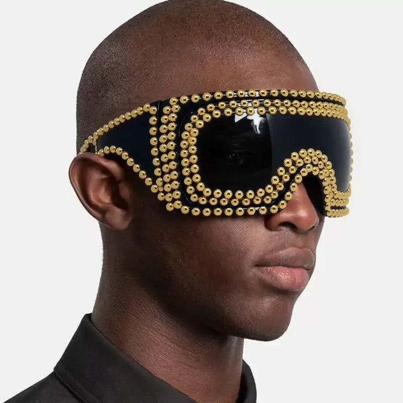 Men's sunglasses with super large rim and square rivet design in silver or gold colour