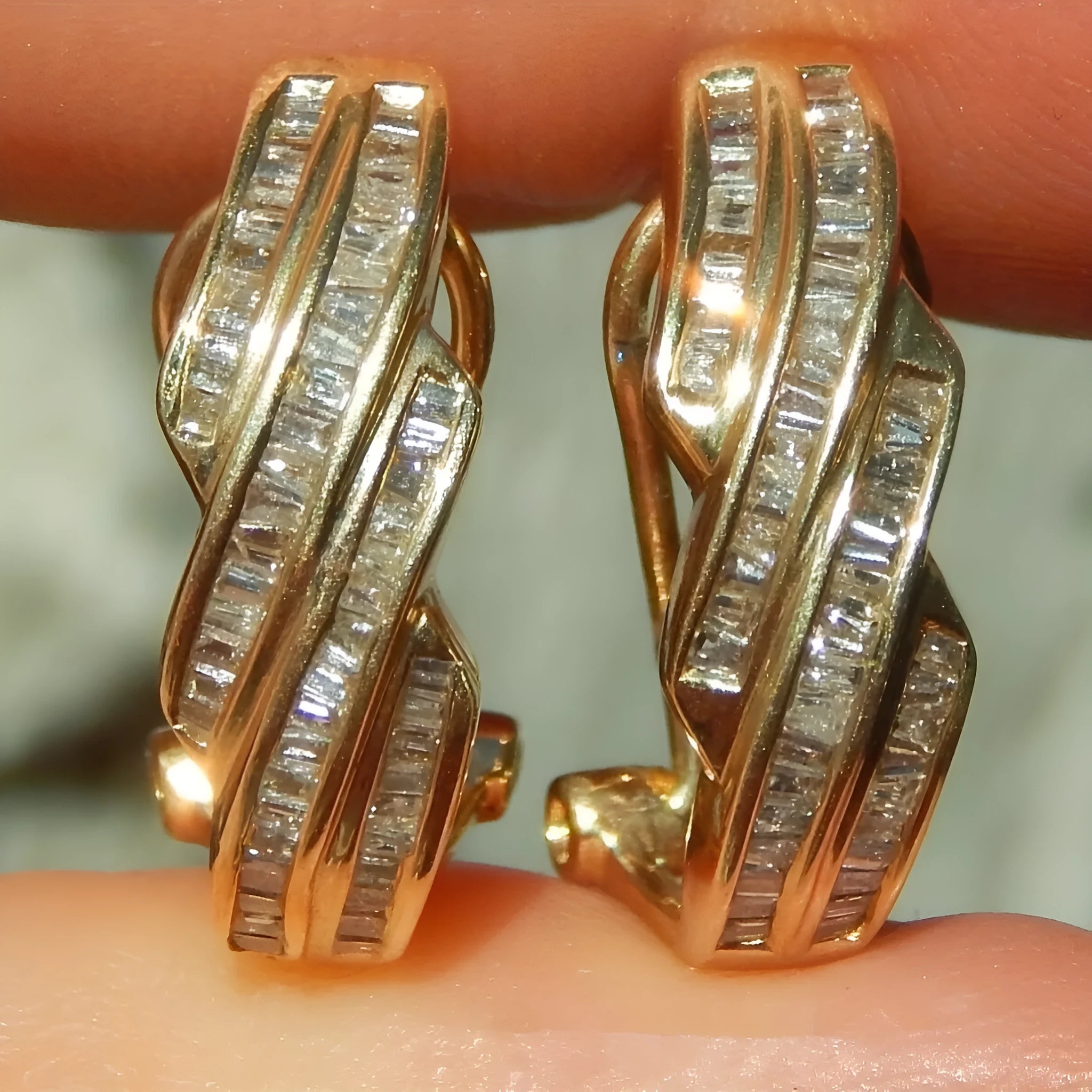 Geometric pattern gold-coloured copper earrings with circular design elements