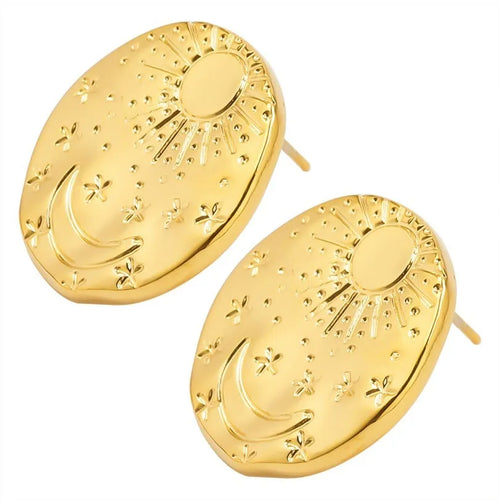 A pair of 304 stainless steel stud earrings with a geometric shell design in a gold or silver electroplated finish.