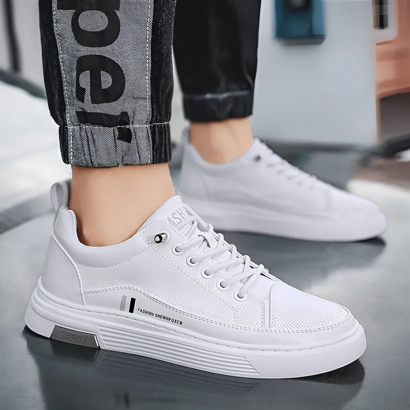 Men's low-top skateboard shoes with elastic band in white or black colour with stitching details
