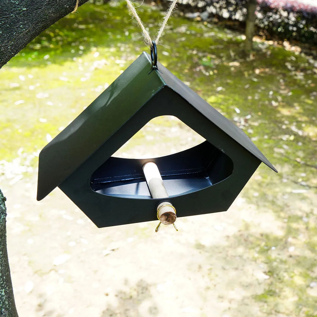 European-style iron bird feeder with protective roof for outdoor courtyard decoration
