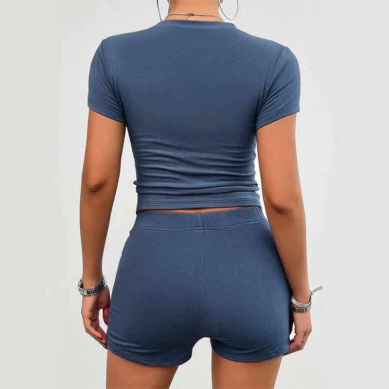 Women's solid colour viscose sports suit set with short-sleeve t-shirt and elastic shorts.