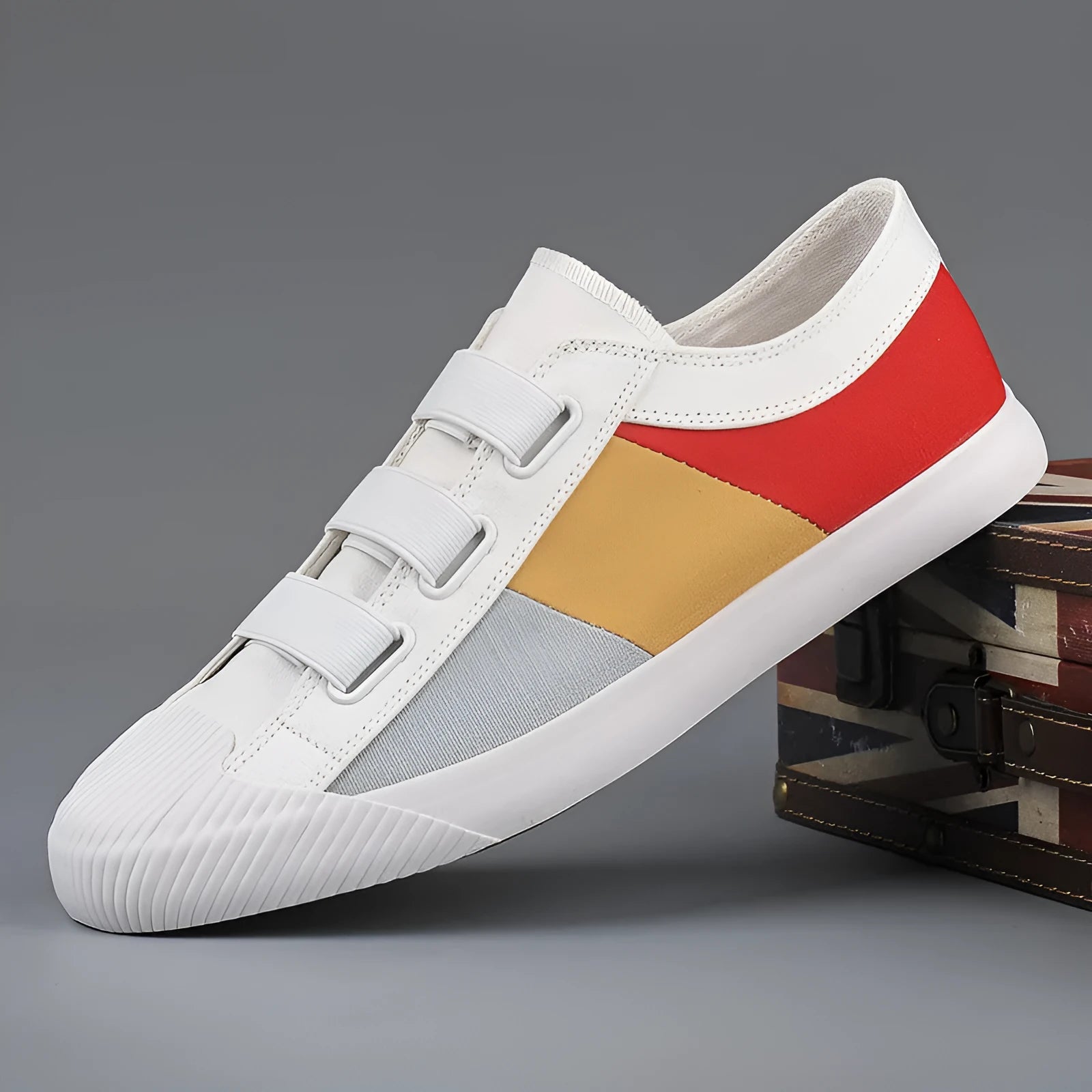 Men's beige canvas low-top sneakers with elastic band fastening and a vulcanised rubber sole.
