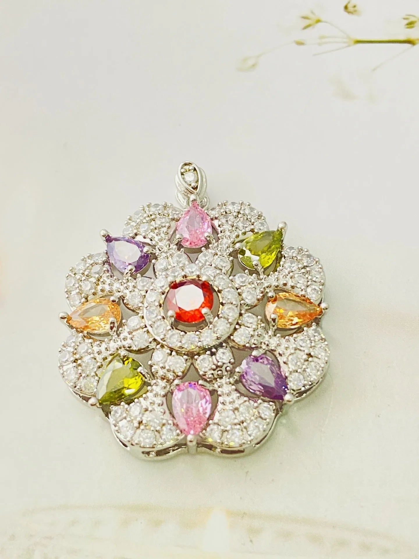 Women's flower-shaped zircon pendant necklace in gold, champagne gold, or platinum colour electroplated metal