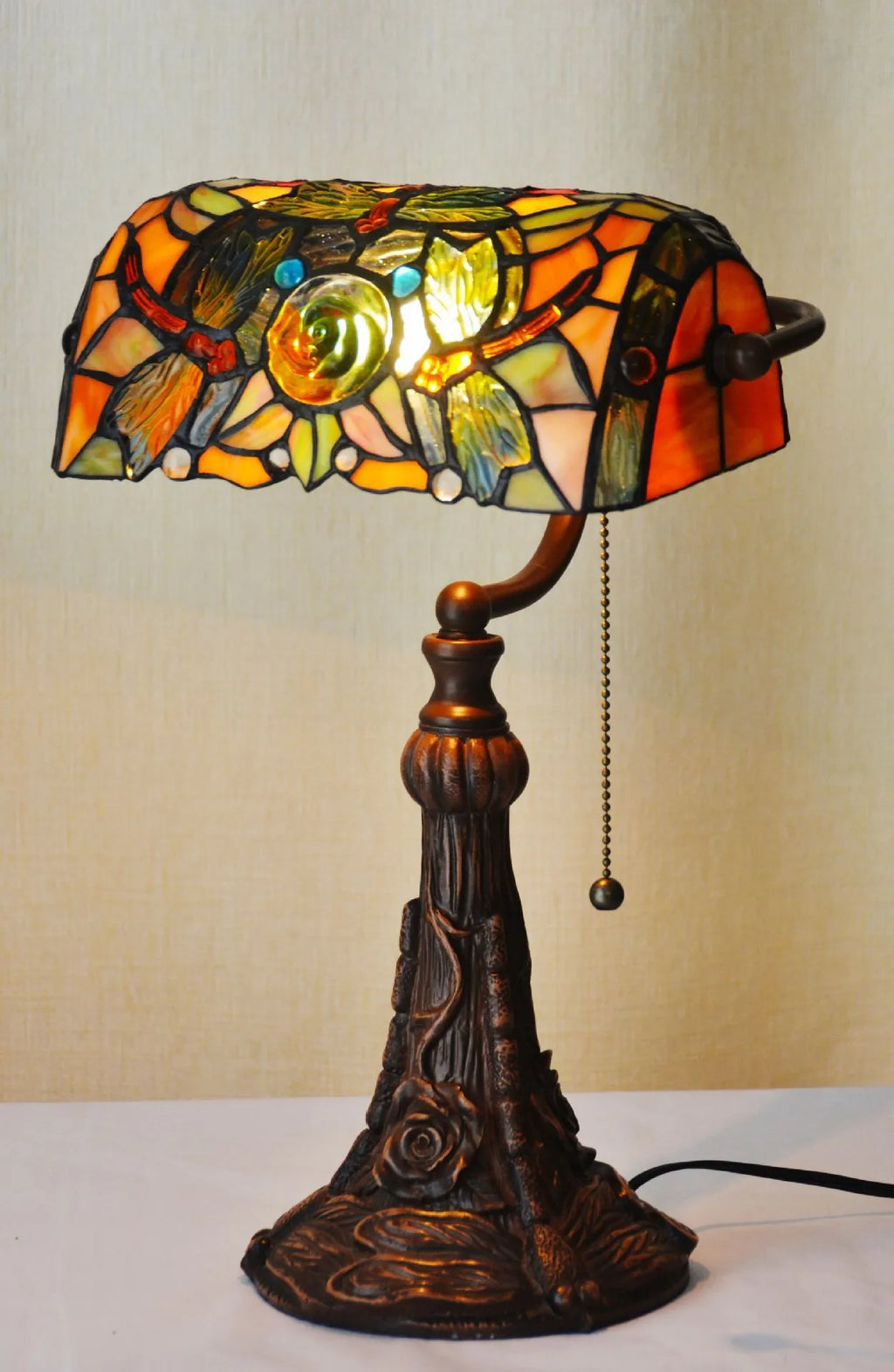 10-inch Tiffany stained glass table lamp with coloured panels and resin base, 25cm wide