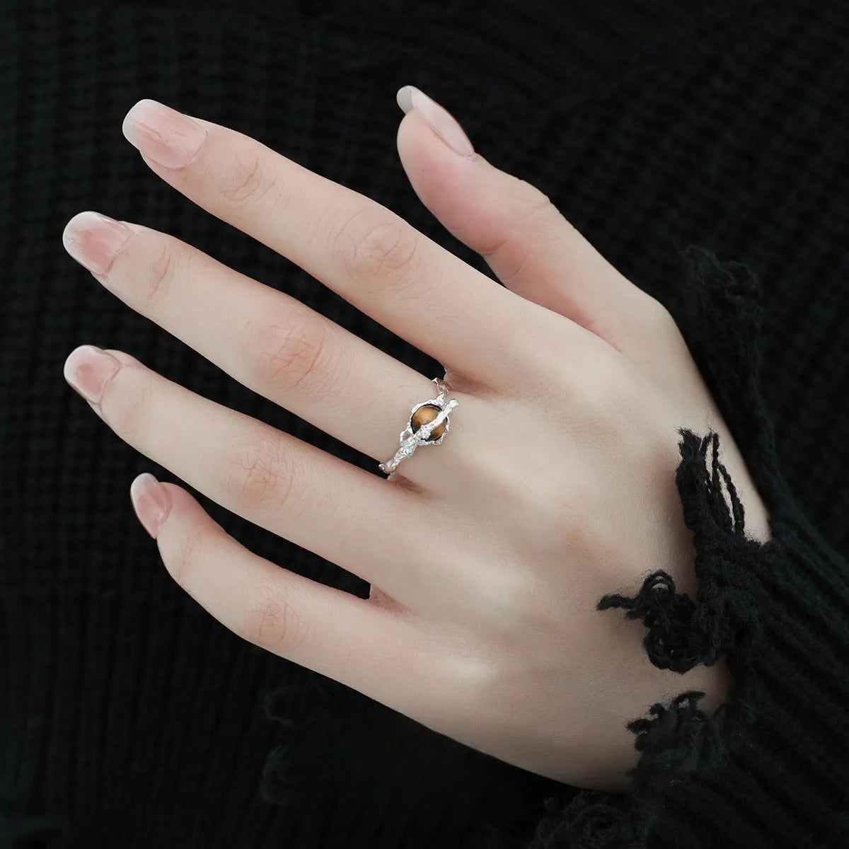 Adjustable opening Saturn ring in electroplated white gold colour with silver construction