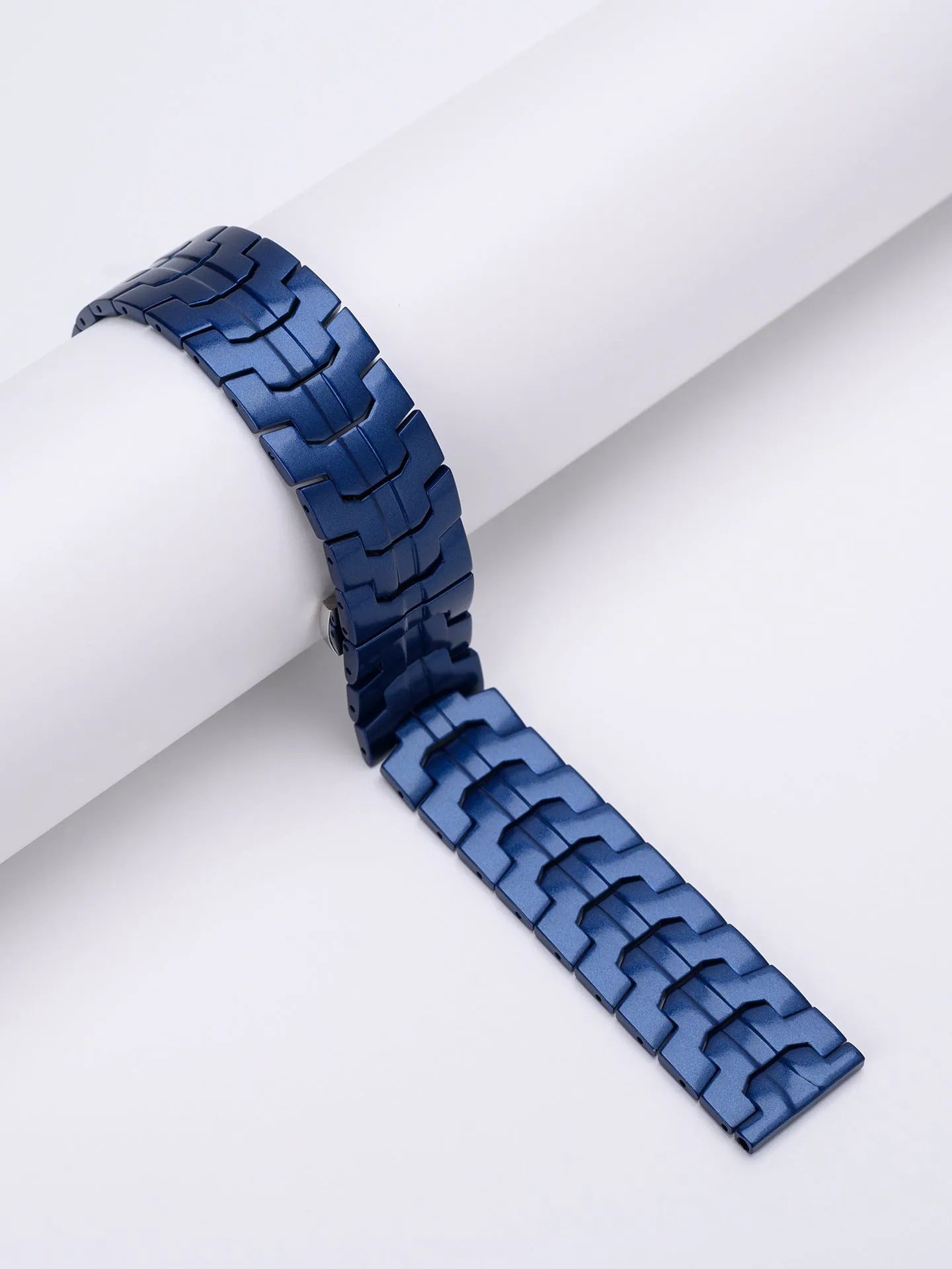 Stainless steel replacement watch band for Samsung Watch models in silver and black colour options