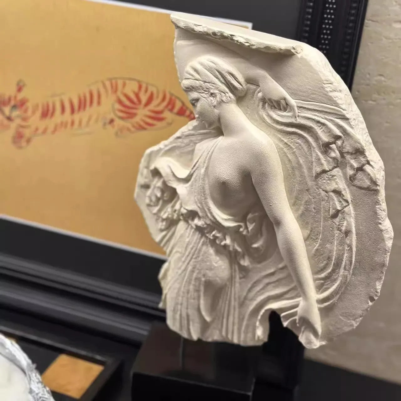 Italian-style wine goddess ornament in synthetic resin and plastic, modern simplicity design, 21cm tall