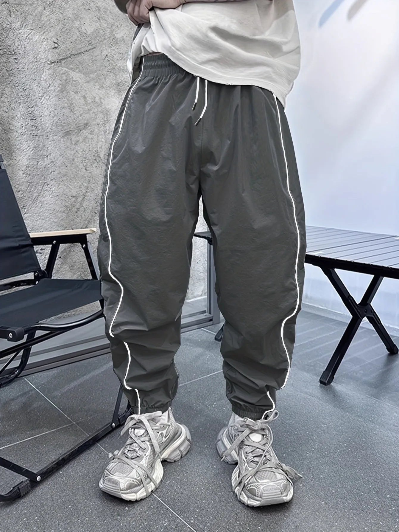 Men's loose-fit cropped sports trousers in bamboo fibre, shown in Army Green colour.