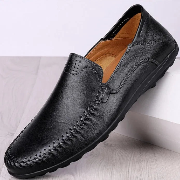 Men's round-toe casual leather shoes in cowhide with flat rubber sole, shown in black and brown colour options.