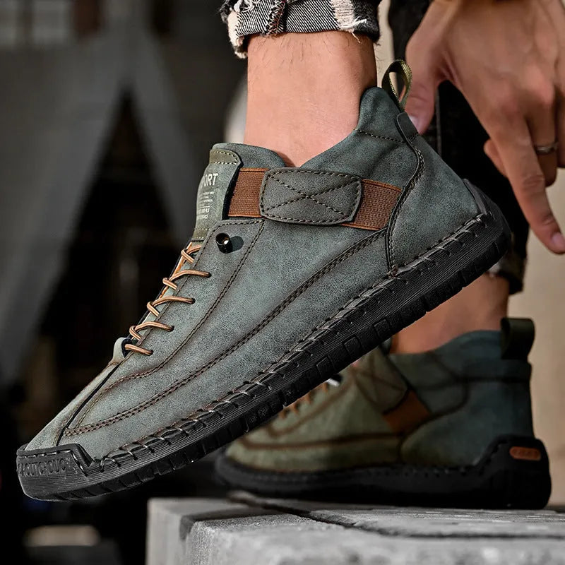 Men's mid-top Martin boot in a solid colour with elastic band and round toe.