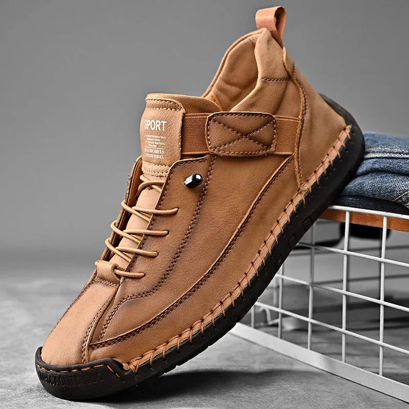 Men's mid-top Martin boot in a solid colour with elastic band and round toe.