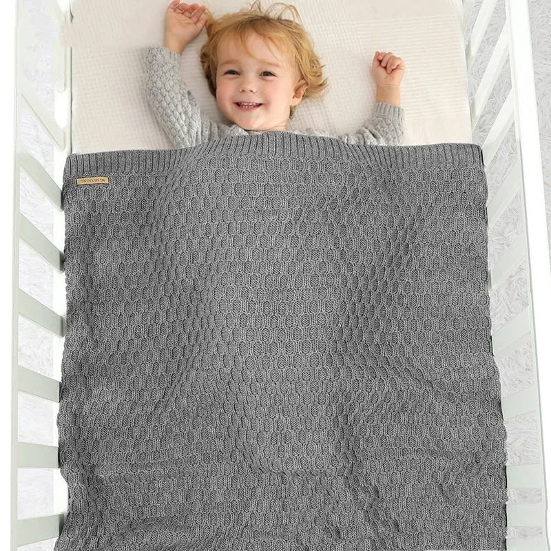 Solid colour infant hug blanket with three-dimensional lines stitching measuring 70×90cm